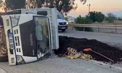 Manavgat’ta lastiği patlayan kamyonet devrildi: 3 yaralı