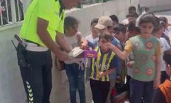 Polis ekiplerinin okul önündeki çikolata sırası yürekleri ısıttı