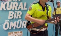 Trafik polisi sahneye çıktı, gitarı ve sesiyle gönüllere dokundu