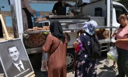 İzmir Güzelbahçe’de Ferdi Zeyrek adına lokma döküldü