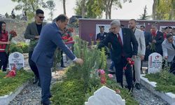 Hatay’da bayram arefesinde depremlerde ölenlerin mezarları ziyaret edildi