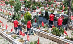 Kahramanmaraş’ta mezarlıklar bayrama hazır