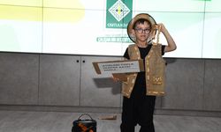 Öğrenciler atık malzemelerden tasarladıkları kıyafetlerle defile düzenledi