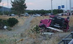 Domates yüklü kamyon şarampole devrildi: 1 ölü