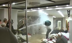 Eşinin mağazasına girip gelinliklerin üzerlerine kolonya döktü, tüpe çakmağı dayayınca tazyikli suyu yedi