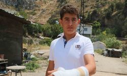 Orman yangınında alevler evine sıçramasın can pahasına diye mücadele veren çocuğun elini yamaçtan kopan kaya parçası kırdı