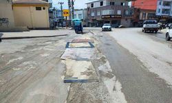 Adana’da belediyenin yapmadığı yola esnaftan ilginç çözüm: Yola asflat yerine halı serildi