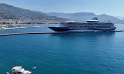 Bin 924 yolcu 734 mürettebatlı dev gemi Alanya’ya demir attı