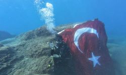 Deniz altında işaret diliyle İstiklal Marşını okudular