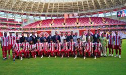 Antalyaspor, yeni transferlerini ve A takıma yükselen genç oyuncularını taraftara tanıttı