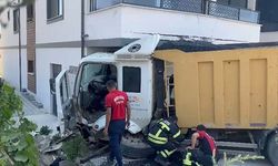 Mersin’de hafriyat kamyonu apartman balkonuna girdi: 1 yaralı