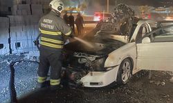 Antakya’da otomobilin motor kısmı yandı