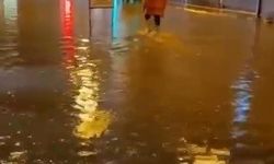 Hatay’da sağanak yağış caddeleri göle çevirdi