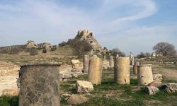 Kastabala Tiyatrosu’ndaki kazılarda yeni masklar ortaya çıkarıldı