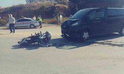 Motosiklet ile hafif ticari araç çarpıştı, sürücü kask sayesinde hayatta kaldı