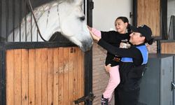 Polis lösemi hastası çocuklara at sevdirip, birlikte balon uçurdu