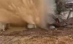 Ana su hattında yaşanan patlamada su metrelerce havaya fışkırdı