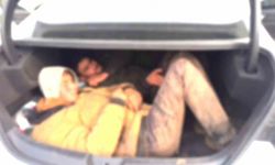Bagajına 2 kişiyi sığdırdığı otomobilde 8 göçmeni kaçırırken yakalandı