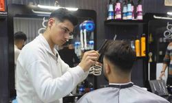 Depreme müşterisinin saçını yıkarken yakalanan kuaförün ustalığını konuşturduğu anlar kamerada