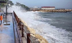 Doğu Akdeniz’de dev dalgalar kıyıları dövdü