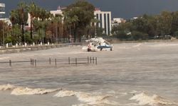 Finike’de fırtına sebebiyle tekne kıyıya sürüklendi, denizin rengi çamura döndü