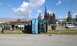Kahramanmaraş'ta aracın çarptığı halk otobüsü devrildi: 13 yaralı
