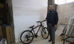 Kameralara yakalanan bisiklet hırsızına "Yazık yaşın genç diye şikayetçi olmadık, bir an önce iş bul ve çalış" diyerek nasihat etti
