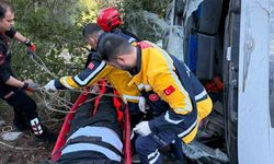 Kamyon uçuruma yuvarlandı, sıkışan sürücü kurtarıldı