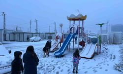 Kar yağışı Hatay'ı beyaza bürüdü, 2 ilçede okullar tatil edildi
