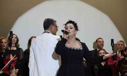 Kebapçısı da doktoru da bu koroda: 25 kişilik koro sahneye çıktı, izleyenleri mest etti