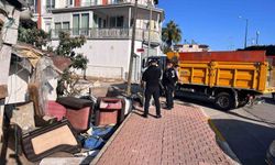 Kepezde müstakil ev çevresindeki 2 kamyon çöp atık malzeme toplandı