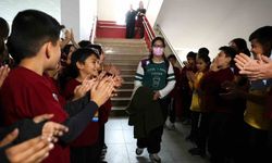 Lösemiyi yenen İkranur 3 yıl sonra okula döndü, çiçek ve balonlarla karşılandı