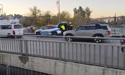 Manavgat Köprüsü'nde devrilerek otomobile çarpan motosikletli yaralandı