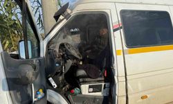 Minibüs elektrik direğine çarptı: 2 yolcu yaralandı