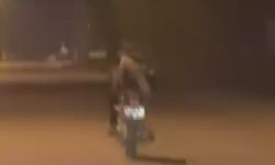 Motosikleti yatarak kullanıp trafiği tehlikeye sokan sürücüye 21 bin lira ceza