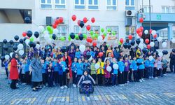 Öğrenciler Gazzeli çocuklar için balonları gökyüzüne bıraktı