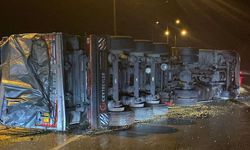 Osmaniye’de mısır yüklü kamyon devrildi: 1 yaralı