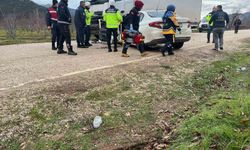 Otomobil park halindeki kamyona çarptı: 2 ölü, 1 yaralı