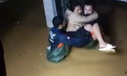 Sağanak sonrası evinde mahsur kalan kadını ekipler kurtardı