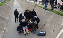Yayaya yol veren motosikletli arkasından gelen otomobilin çarpmasıyla kanala uçtu
