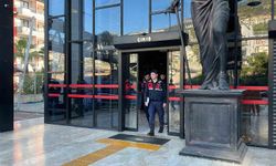 Alanya'da görevli polislerin üzerine motosiklet sürdüler, kayıta aldıkları görüntüleri sosyal medyada paylaştılar