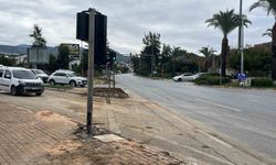 Alanya'da kamyon ile çarpışan genç motosikletli hayatını kaybetti