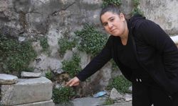 Annesinin yanındayken duvarın üzerindeki telefonu çaldı