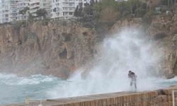 Antalya'da çatı uçtu, aracın üzerine tabela devrildi, elektrik telleri koptu