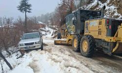 Antalya'da karla mücadele: Yüksek kesimlerde mahsur kalan araçlar kurtarıldı