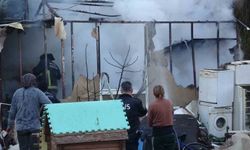 Antalya'da konteyner ev alevlere teslim oldu: 2 kedi telef oldu