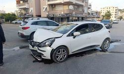 Antalya'da kontrolsüz kavşakta otomobiller çarpıştı: 2 yaralı