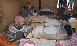 Antalyalı kadınların imece usulü yufka ekmek mesaisi