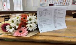 Babaları tarafından öldürülen kardeşlerin karneleri çiçeklerle sıralarına bırakıldı