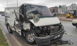 Bir anlık dalgınlıkla önünde ilerleyen kamyonete çarptı: 3 yaralı